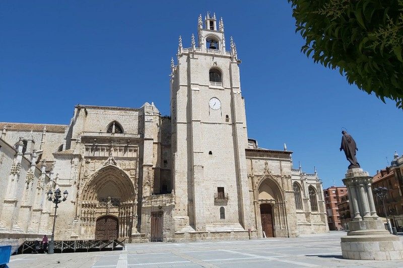 Catedral de San Antolín desde la Plaza de la Inmaculada.