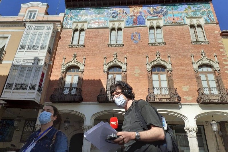 Marta de la Vega y Álvaro Soto ante el Colegio de Villandrando.