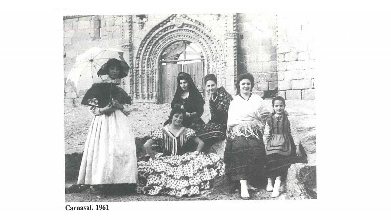 Un grupo de mujeres disfrazadas posa durante los Festivales de Invierno de Cebreros de 1961