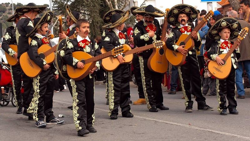 Un grupo de niños disfrazados de mariachis participan en una comparsa infantil en el Carnaval de Cebreros