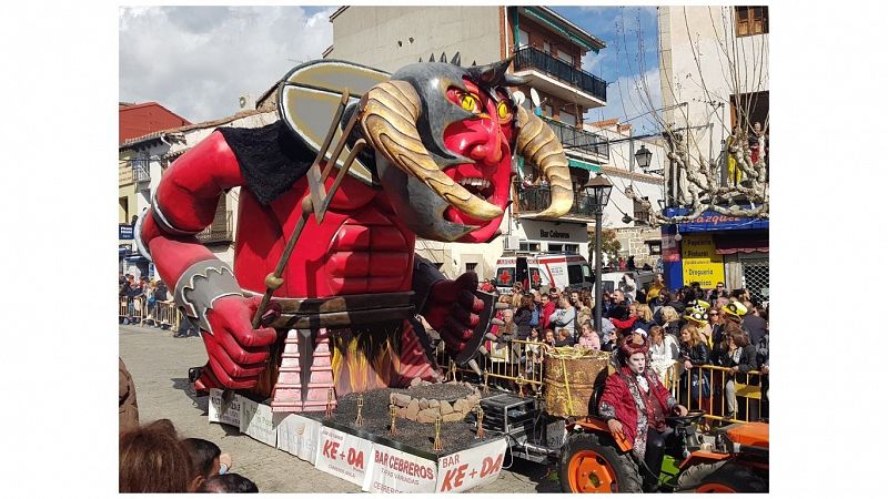 Carroza de un monstruo en el Desfile Local del Carnaval de Cebreros