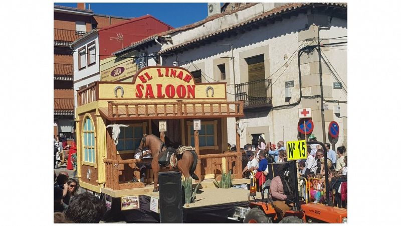 Una carroza de western recorre las calles de Cebreros durante el carnaval