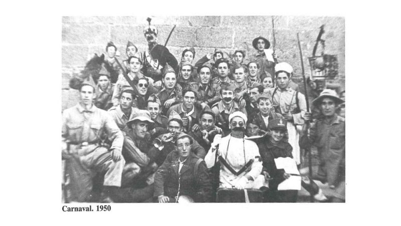 Un grupo de hombres disfrazados y con instrumentos musicales en el Carnaval de Cebreros de 1950