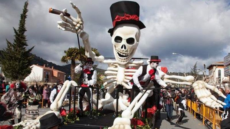 Carroza con esqueleto en el Carnaval de Cebreros