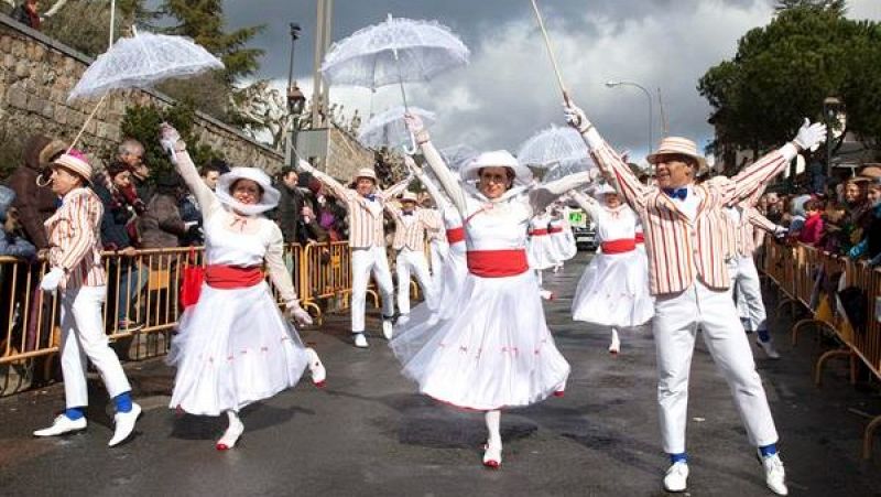 Grupo disfrazado de Mary Poppins en el Concurso Provincial de Carrozas y Comparsas de Cebreros