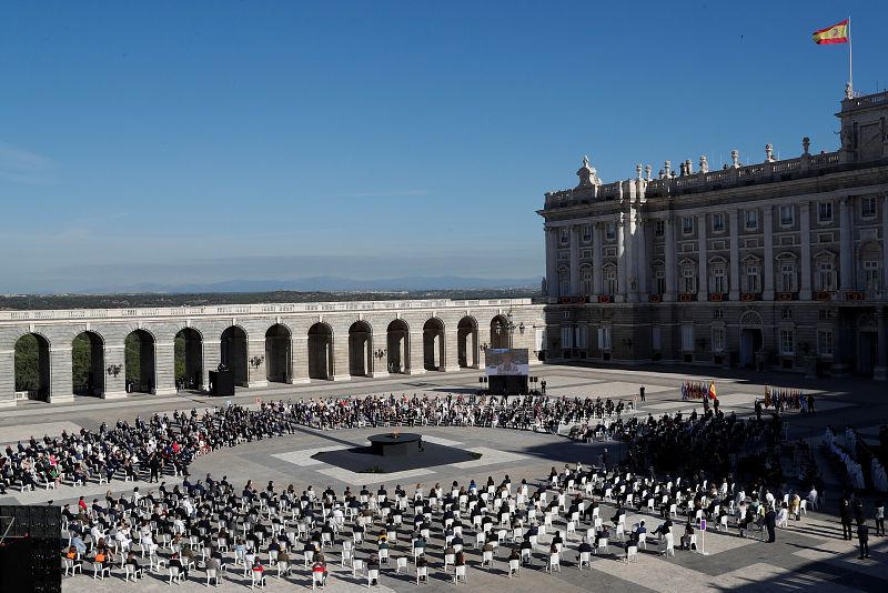 Vista general del acto de homenaje de estado a las víctimas de la pandemia en la Plaza la Armería del Palacio Real en Madrid.