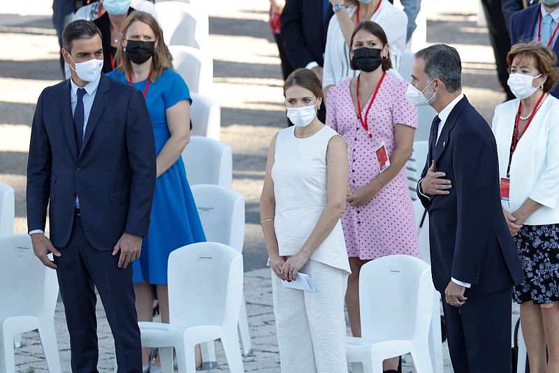 El rey Felipe VI y el presidente del gobierno Pedro Sánchez, durante el acto, que también reconocía al personal sanitario.