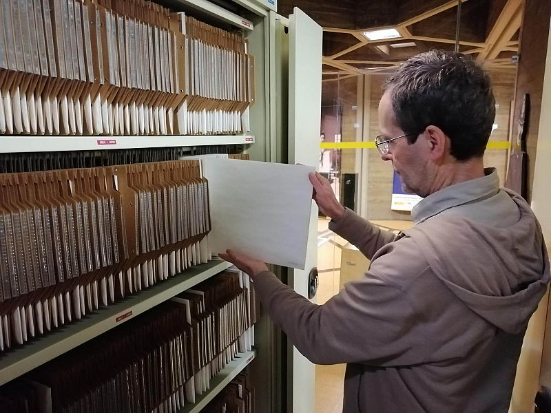 Carlos Teixidor abre el armario donde se conservan las placas de las 'Pinturas negras' de Goya