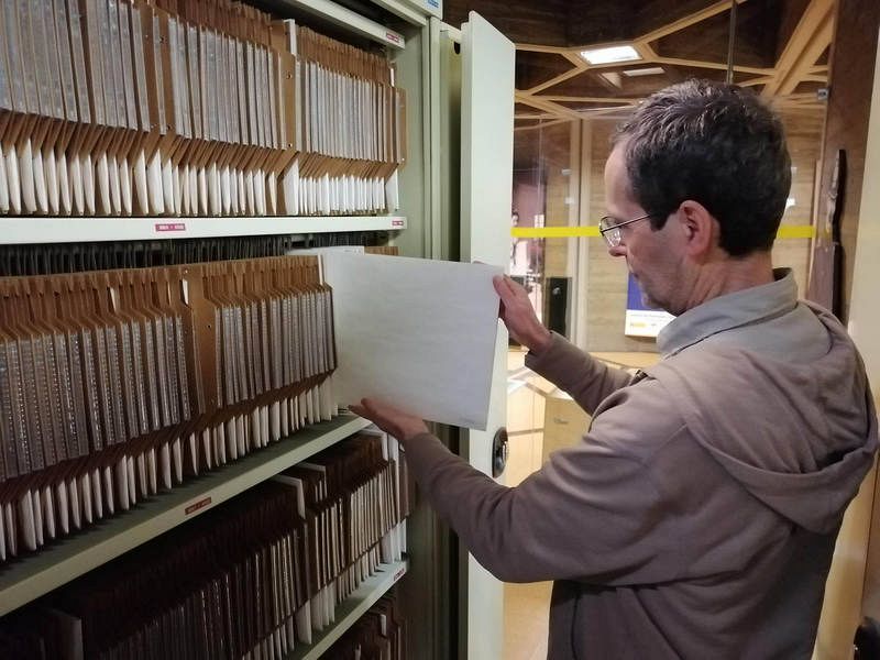 Carlos Teixidor abre el armario donde se conservan las placas de las 'Pinturas negras' de Goya