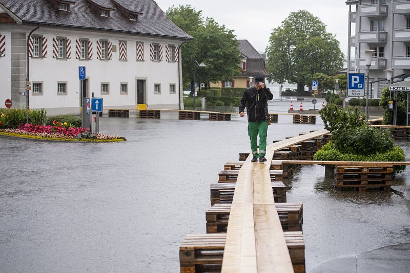 La plaza del pueblo de Stansstad, Suiza, se ha convertido en un lago