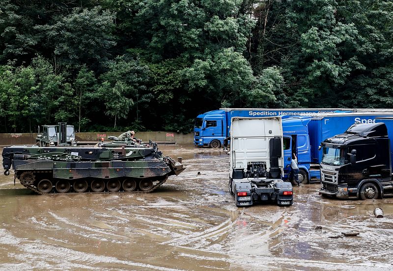 Un tanque del ejército alemán saca un camión del barro después de las inundaciones