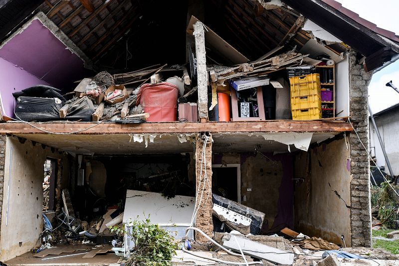 Las fuertes tormentas han provoada la caída de uno de los tabiques y numerosos destrozos en una casa