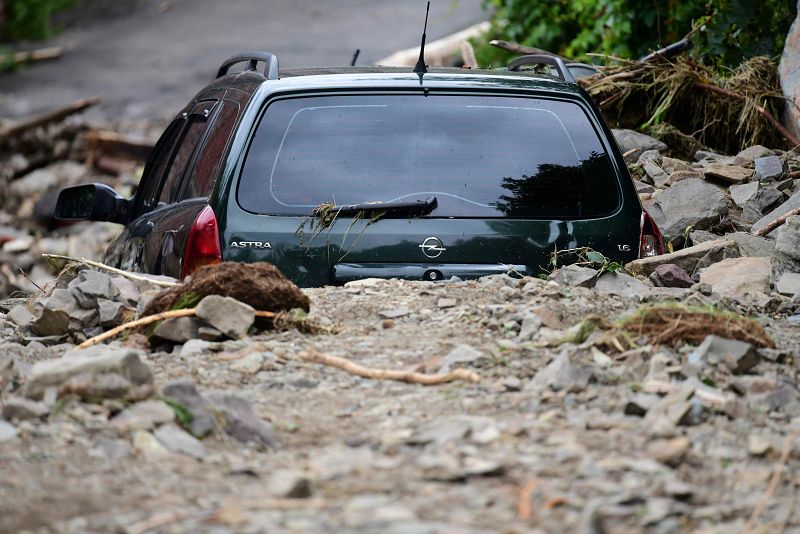 Un coche Opel Astra enterrado en los escombros