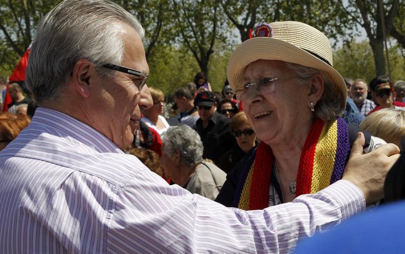 El juez Baltasar Garzón saluda a Pilar Bardem en el Cementerio del Este