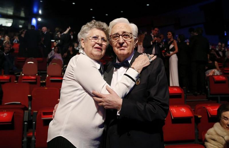 El director y productor Mariano Ozores junto a la actriz Pilar Bardem antes del comienzo de la ceremonia de los Premios Goya