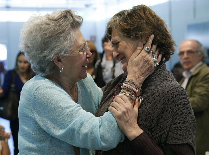 Pilar Bardem saluda a Olga Lucas, viuda de José Luis Sampedro, en la Feria del Libro de Madrid