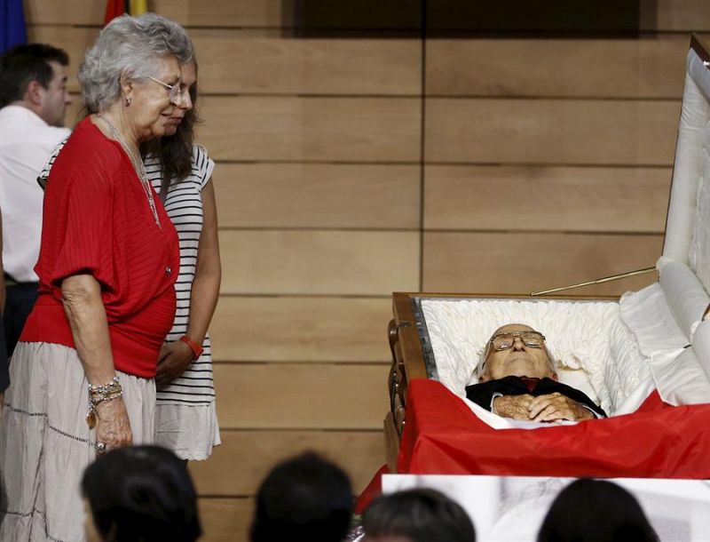 Pilar Bardem ante el féretro con los restos mortales del ex secretario general del PCE Santiago Carrillo, en el auditorio Marcelino Camacho de la sede de CCOO en Madrid