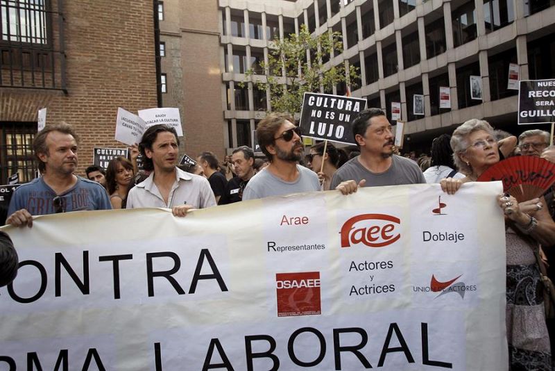 Pilar, Carlos y Javier Bardem, Juan Diego Botto, y Tristán Ulloa durante la concentración contra la subida del IVA del 8% al 21% para los espectáculos, frente a la secretaría de Estado de Cultura, en la plaza del Rey de Madrid