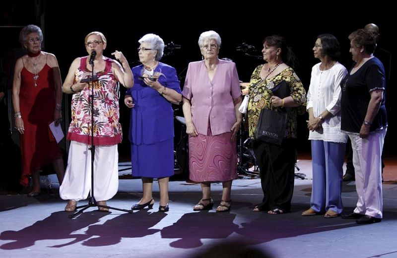 Pilar Bardem junto a las representantes de la Asociacion de Mujeres contra la Droga, que han recibido la mención de honor "Mujeres en Unión" en los XXI Premios de la Unión de Actores