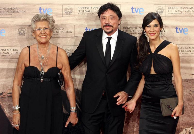 Pilar y Carlos Bardem, y acompañante, posan en la alfombra roja a su llegada a la gala de clausura del Festival de Cine de San Sebastián