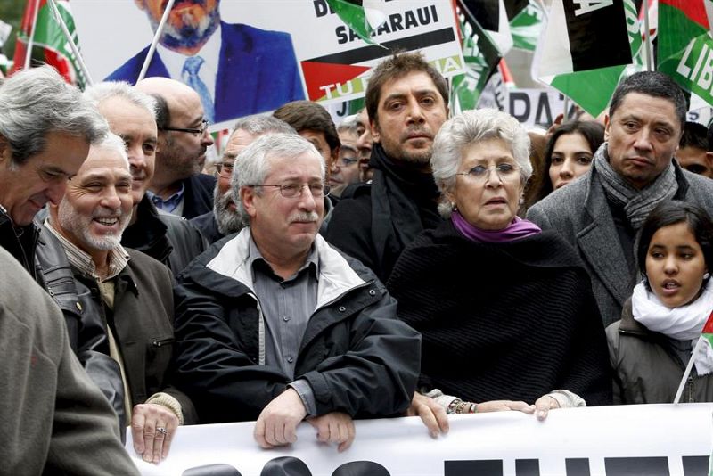 El coordinador general de IU, Cayo Lara; el secretario general de CCOO, Ignacio Fernández Toxo, y representantes del mundo de la cultura como Pilar, Carlos y Javier Bardem, entre otros, durante la manifestación organizada en Madrid