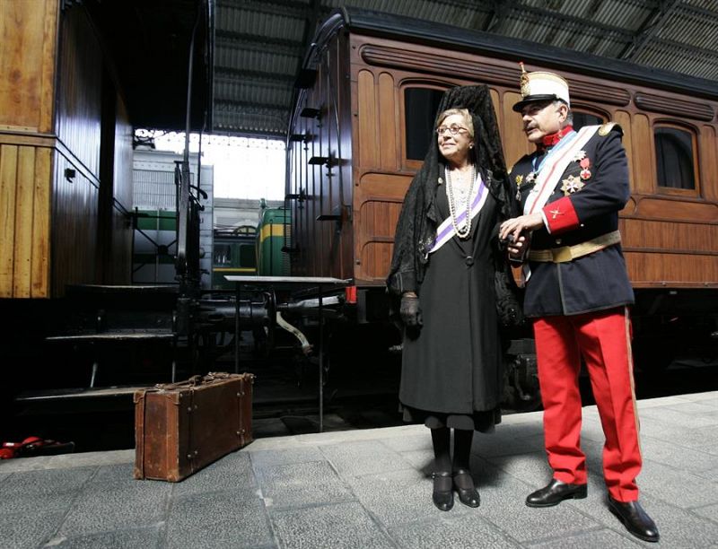 Juan Luis Galiardo y Pilar Bardem durante el rodaje de Martes de carnaval, adaptación a la televisión de la trilogía de esperpentos de Ramón del Valle Inclán