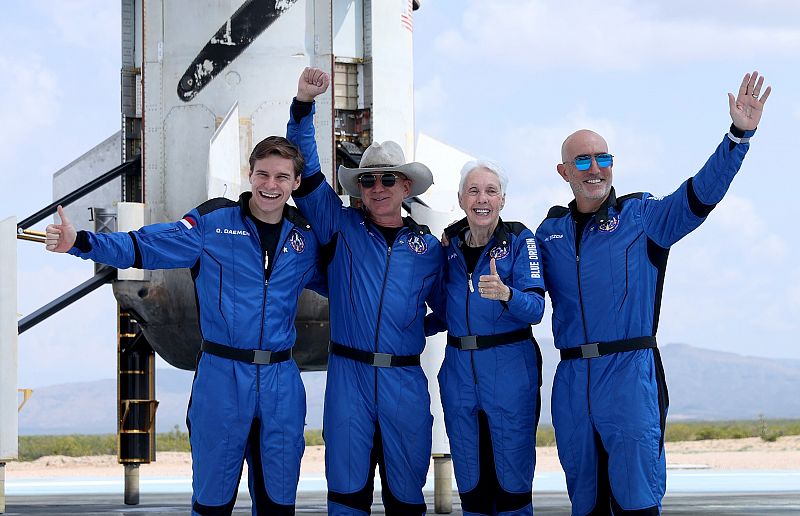 Jeff Bezos posa con Olivier Daemen, Wally Funk y su hermano Mark Bezos tras su vuelo espacial