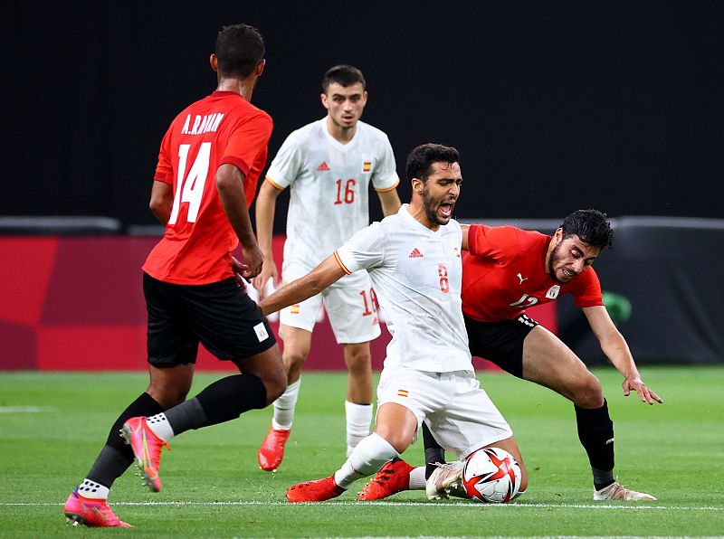 Mikel Merino cae ante la presión del egipcio Akram Tawfik