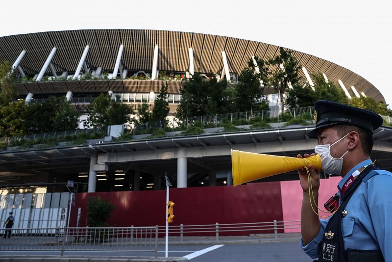 Un policía da instrucciones a las afueras del Estadio Olímpico en la previa a la ceremonia de inauguración