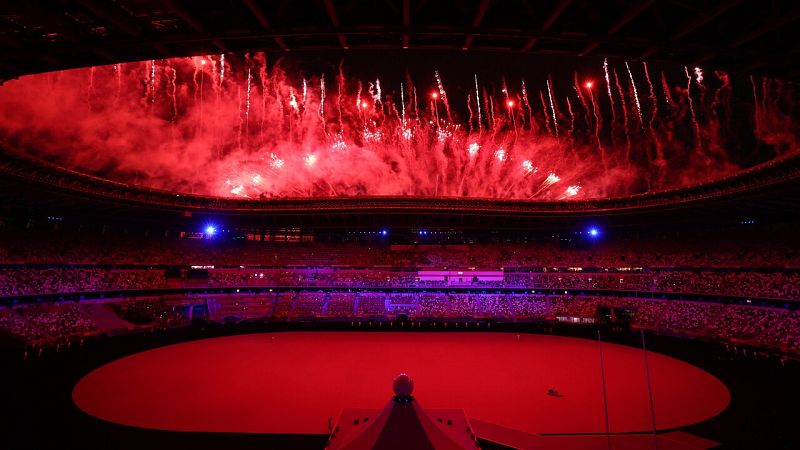 Como es común, la ceremonia de inauguración ha comenzado con fuegos artificiales alrededor del Estadio Olímpico