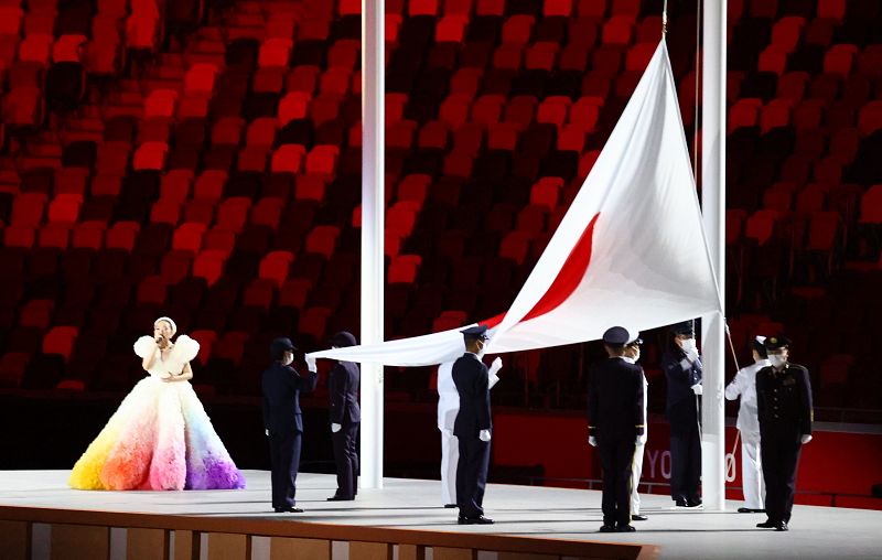 La bandera del país anfitrión, en este caso Japón, siempre preside el Estadio Olímpico junto a la bandera olímpica, que se iza cuando todos los equipos se han presentado