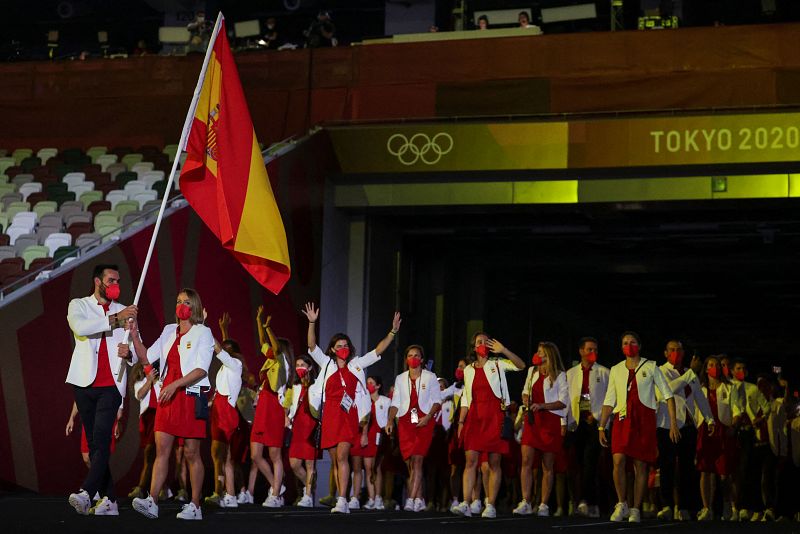Saúl Craviotto y Mireia Belmonte se han convertido en los primeros abanderados españoles en portar la bandera de forma simultánea