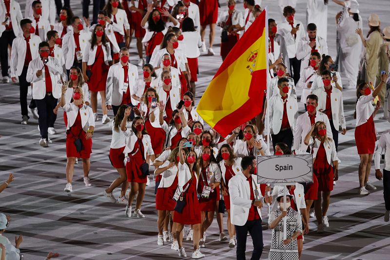 Los deportistas españoles celebran su entrada en el Estadio Olímpico de Tokio
