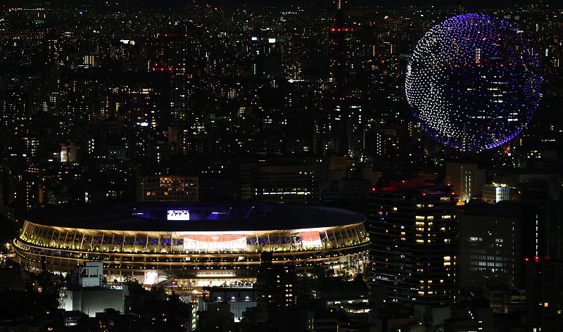 Tras formar el logo de Tokyo 2020, los drones se han alineado construyendo una esfera que ha desembocado en la bola del mundo