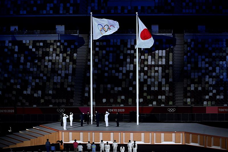 Las banderas de Japón y la de los Juegos Olímpicos ya están izadas en el Estadio Nacional de Tokio, donde permanecerán hasta el 8 de agosto