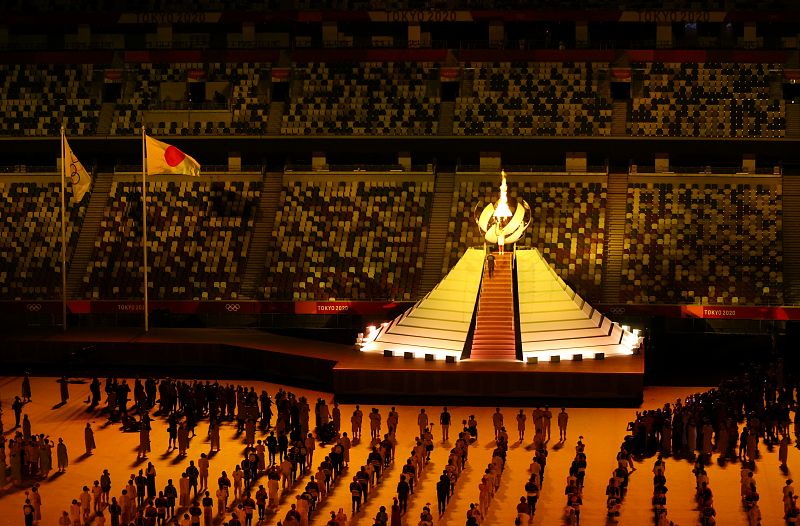 La llama olímpica corona el Monte Fuji en medio del Estadio Nacional de Tokio