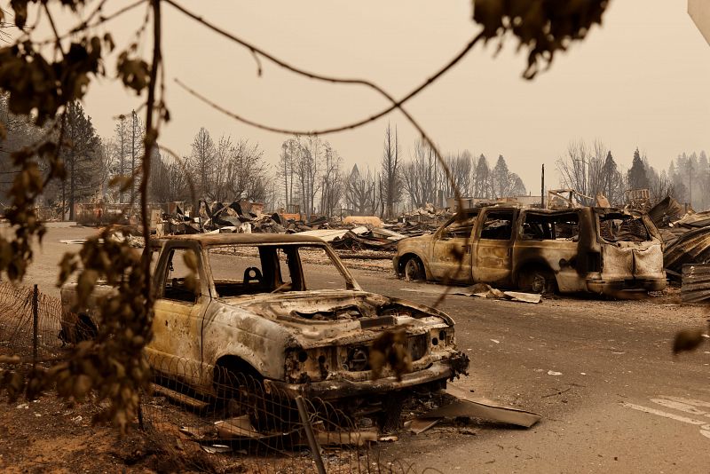 El fuego ha afectado gravemente a diversos condados de California, como Plumas, donde el pueblo de Greenville ha sido arrasado por las llamas. 'Dixie' ha destruido 893 construcciones, como tiendas o casas.