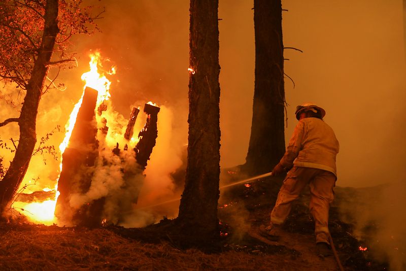 La bajada de las temperaturas y el aumento de la humedad ha favorecido la contención del fuego hasta el 27%. Sin embargo, se espera que las temperaturas vuelvan a subir a partir de este miércoles.