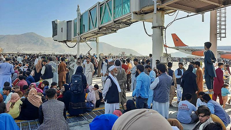 Civiles en el aeropuerto de Kabul intentan abandonar Afganistán- Afp