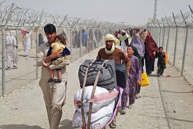 familias enteras regresan a Afganistán desde Pakistán en el paso fronterizo de Chaman. Foto: AFP