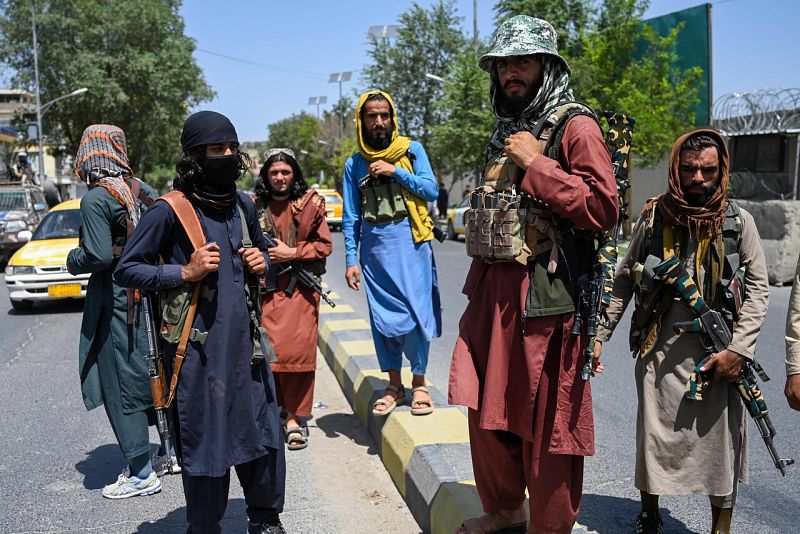 Milicianos talibanes montan guardia en una calle de la capital afgana, Kabul. Foto: Wakil Kohsar / AFP