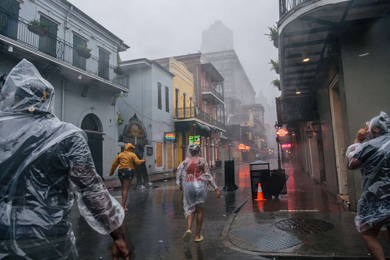 Un grupo de personas camina por el Distrito Francés cuando el huracán Ida ya comenzaba a hacerse notar en Nueva Orleans, Luisiana.