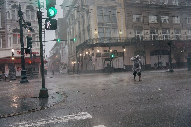 Una persona cruza la calle mientras las fuertes rachas de viento del huracán Ida hacen acto de presencia en Nueva Orleans, Luisiana.