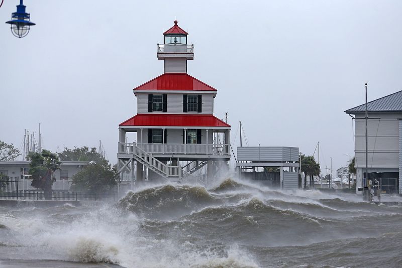 Las olas chocan contra el faro de New Canal en el lago Pontchartrain, cuyos diques se rompieron en 2005 causando la inundación de Nueva Orleans