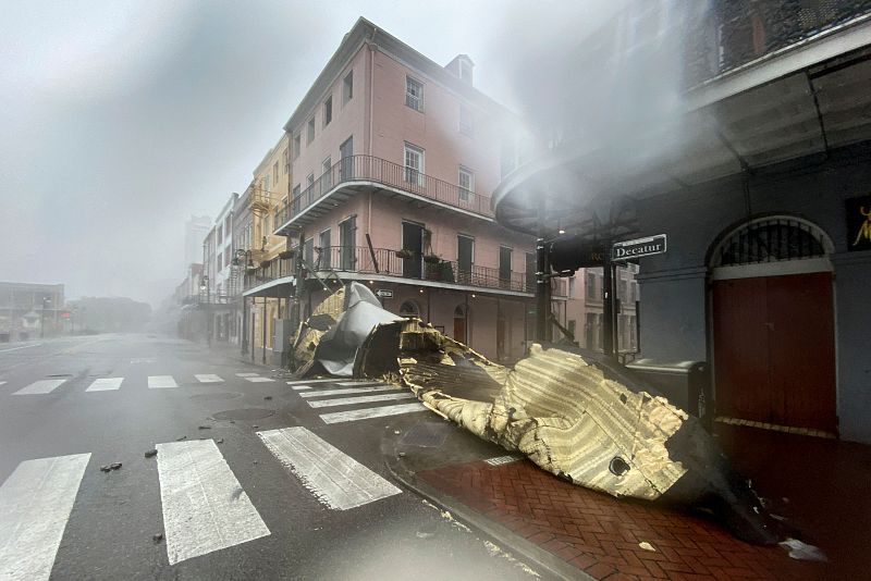 Una sección del tejado de un edificio cede ante las fuertes rachas de viento y la lluvia en el Barrio Francés de Nueva Orleans