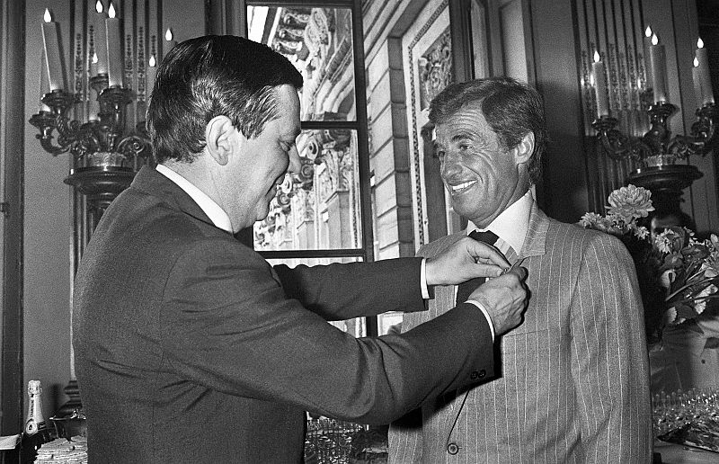 En 1980, Jean-Paul Belmondo (d) recibió la medalla de la Legión de Honor por parte del ministro de Cultura francés Jean-Philippe Lecat en París