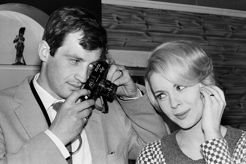 En esta imagen de 1964, Jean-Paul Belmondo le hace una foto a la actriz estadounidense Jean Seberg, durante el rodaje de A escape libre, dirigida por Jean Becker