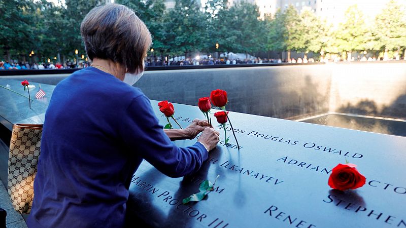 Una mujer rinde homenaje a las víctimas del 11-S en Nueva York