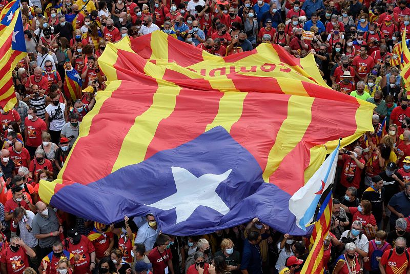 Una gran estelada sobre los manifestantes