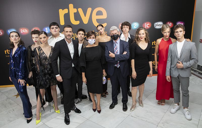 Isabel Rodríguez, ministra de Política Territorial y portavoz del Gobierno con el elenco de 'Hit' y el presidente de RTVE, Pérez Tornero